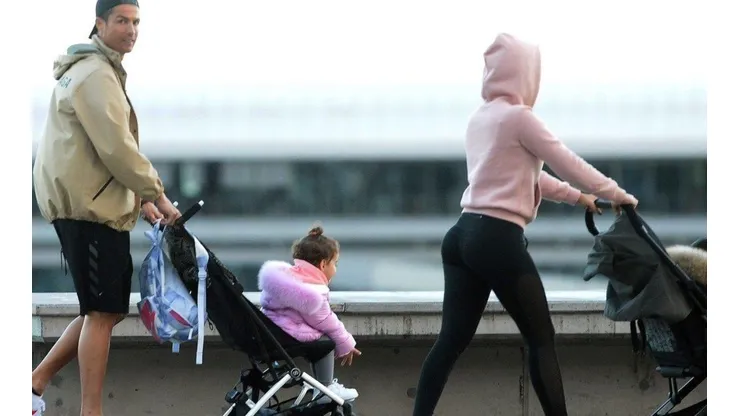 CR7 junto a su familia caminando por las calles de Funchal, Portugal.