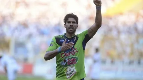 El "Loco" Abreu con la camiseta del Santa Tecla