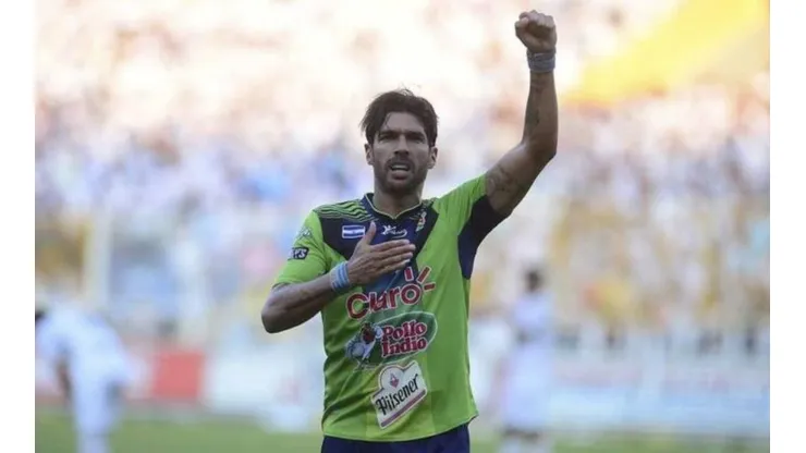 El "Loco" Abreu con la camiseta del Santa Tecla