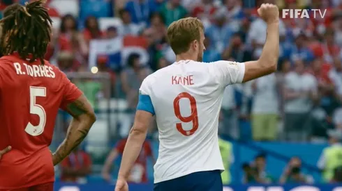 Roman Torres (izq) y Harry Kane (der)