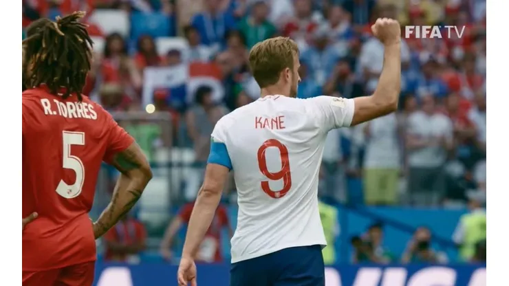 Roman Torres (izq) y Harry Kane (der)