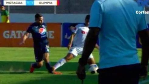 Durísima entrada de Carlos Pineda a Omar Elvir