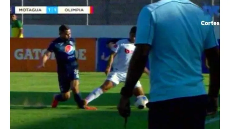 Durísima entrada de Carlos Pineda a Omar Elvir