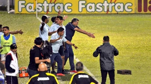 Diego Vázquez señala colérico el cajón de plástico que cayó cerca suyo