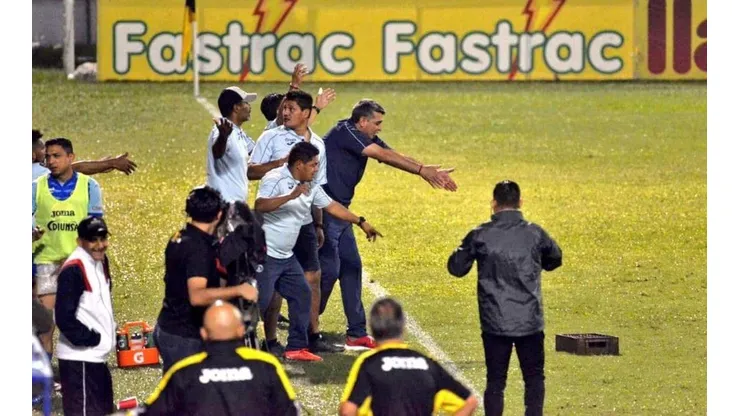 Diego Vázquez señala colérico el cajón de plástico que cayó cerca suyo