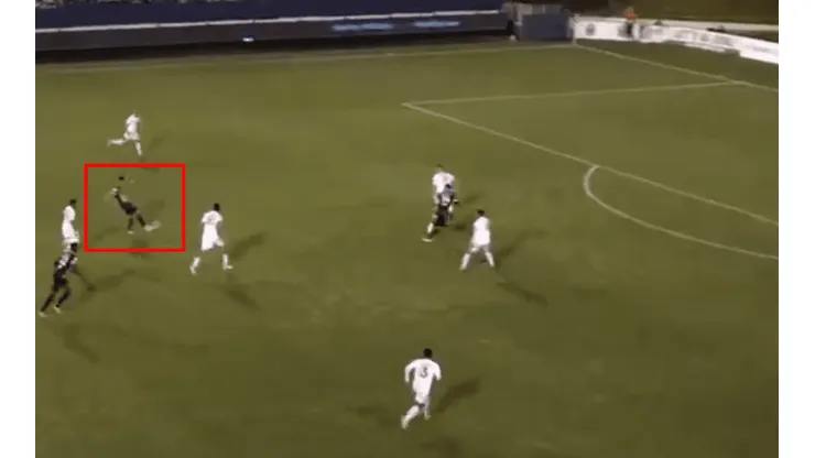 ¡Le pegó desde la casa y marcó un pedazo de gol!
