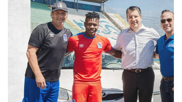 El Olimpia le entregó carro nuevo a Junior Lacayo