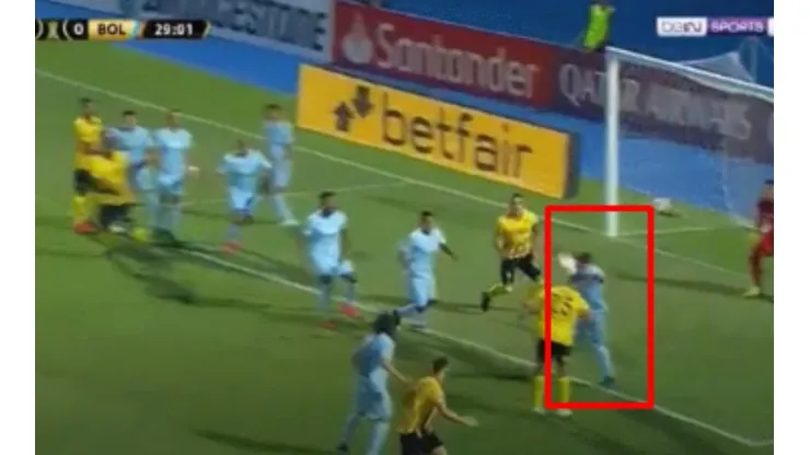Amargo debut: Roberto Domínguez provocó un penal en contra y salió de cambio