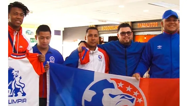 Una gran cantidad de fanáticos recibió al Olimpia