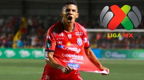 Rachid Chirino festejando un gol con la camiseta de San Carlos