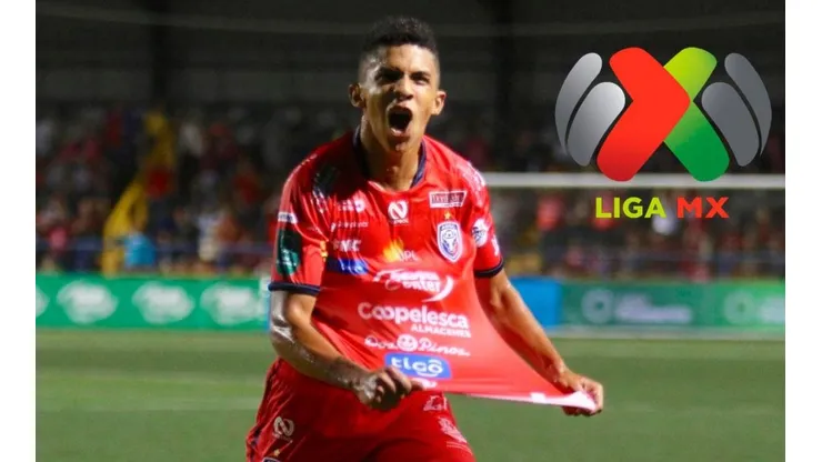 Rachid Chirino festejando un gol con la camiseta de San Carlos