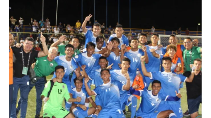 El plantel de Nicaragua Sub 20 festejando la clasificación
