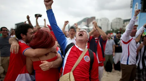Fanático tico festeja uno de los goles de Costa Rica en Brasil 2014