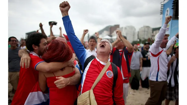 Fanático tico festeja uno de los goles de Costa Rica en Brasil 2014