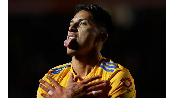 Carlos Salcedo vistiendo los colores de Tigres