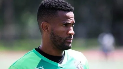 Patrick Pemberton, dueño de unos particulares guantes