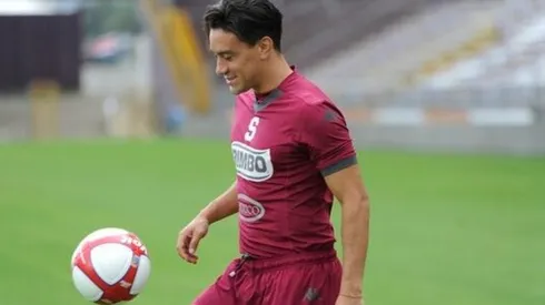 Christian Bolaños vistiendo la camiseta de los morados