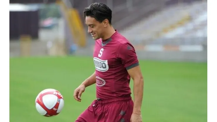 Christian Bolaños vistiendo la camiseta de los morados