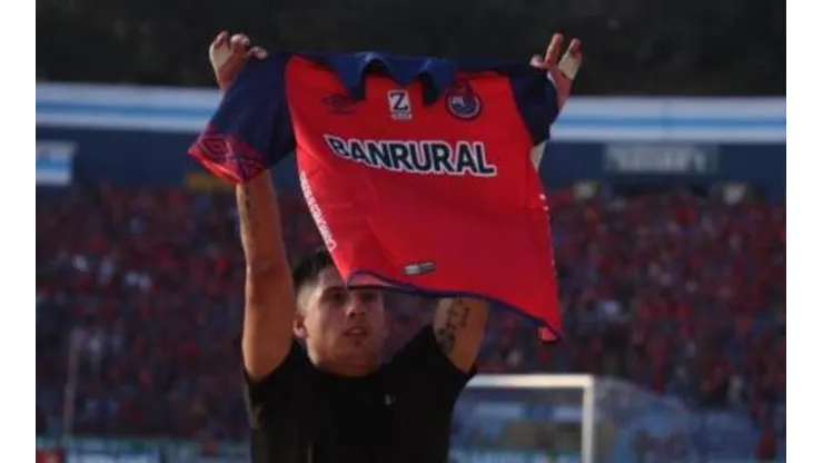 "Gambeta" Díaz exhibe con orgullo la camiseta de Municipal