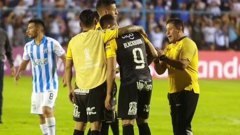Rolando Blackburn siendo tranquilizado por sus compañeros en The Strongest