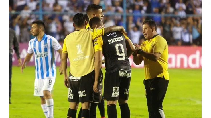 Rolando Blackburn siendo tranquilizado por sus compañeros en The Strongest