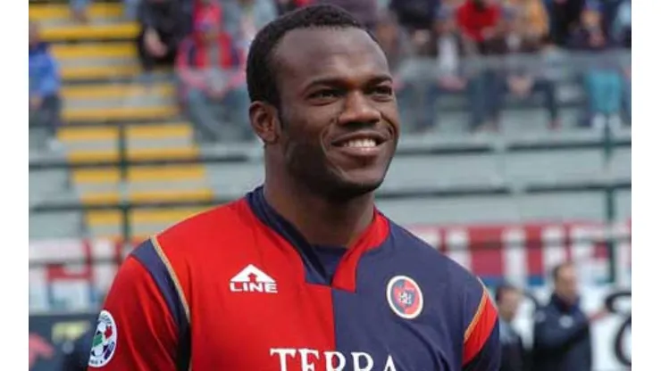 David Suazo defendiendo los colores del Cagliari
