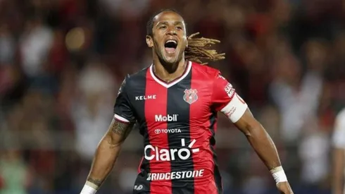 Jonathan McDonald con la camiseta del Alajuelense