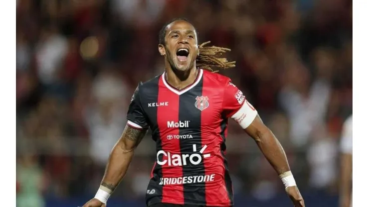 Jonathan McDonald con la camiseta del Alajuelense