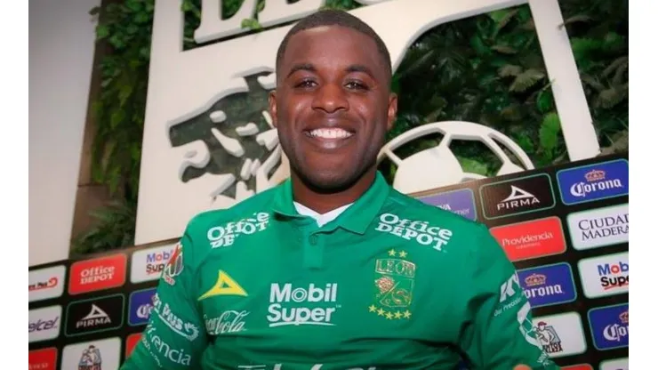 Joel Campbell con la camiseta de León
