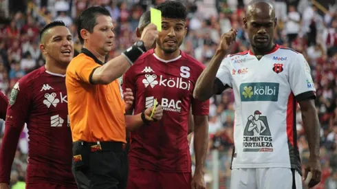 No faltaron tarjetas en el Clásico Nacional.