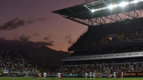 Una trifulca entre ultras del Saprissa y la policía obligó la suspensión del Clásico durante siete minutos.