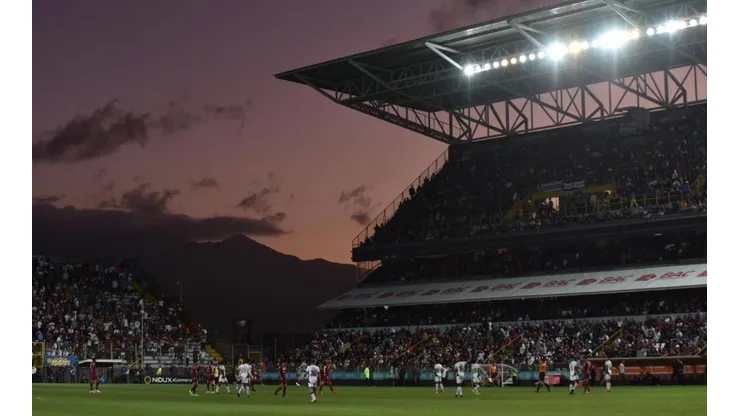 Una trifulca entre ultras del Saprissa y la policía obligó la suspensión del Clásico durante siete minutos.