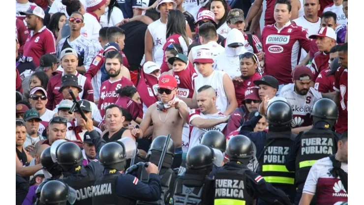 Por incidentes entre la Ultra y la policía, el Clásico Nacional se suspendió siete minutos