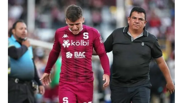 Manfred Ugalde rumbo a los vestuarios, tras ver la roja en el Clásico Nacional