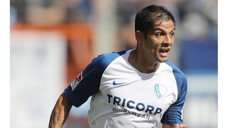 Cristian Gamboa defendiendo los colores del Bochum