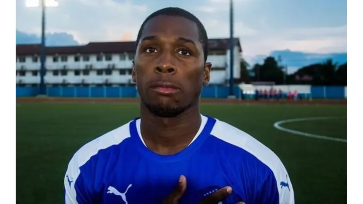 Armando Cooper con la camiseta de Árabe Unido