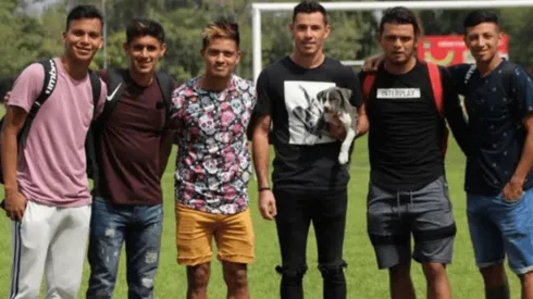 "Floki" junto a seis jugadores del Once Deportivo