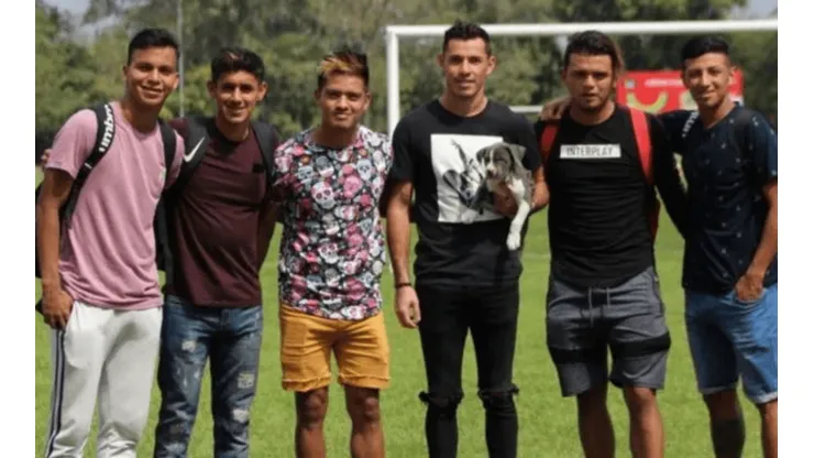 "Floki" junto a seis jugadores del Once Deportivo