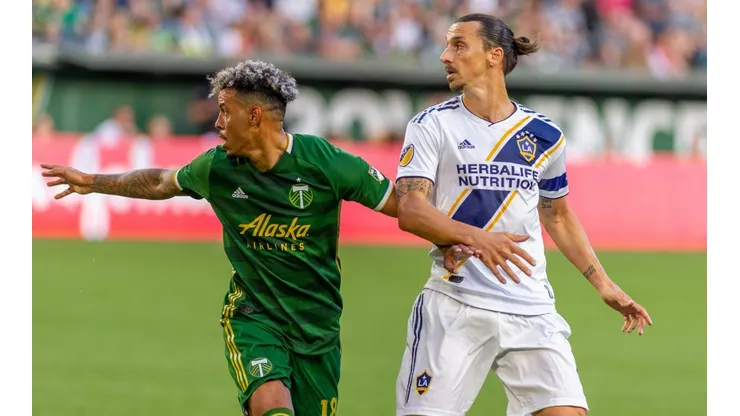 Julio Carrascante enfrentando a Zlatan Ibrahimovic durante su paso por Los Angeles Galaxy