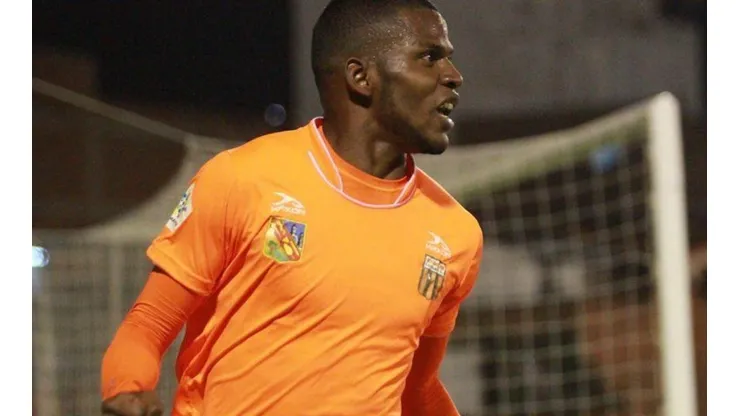 Joseph Cox con la camiseta del Envigado