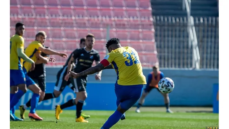 Davis puso el 1-0 para su equipo