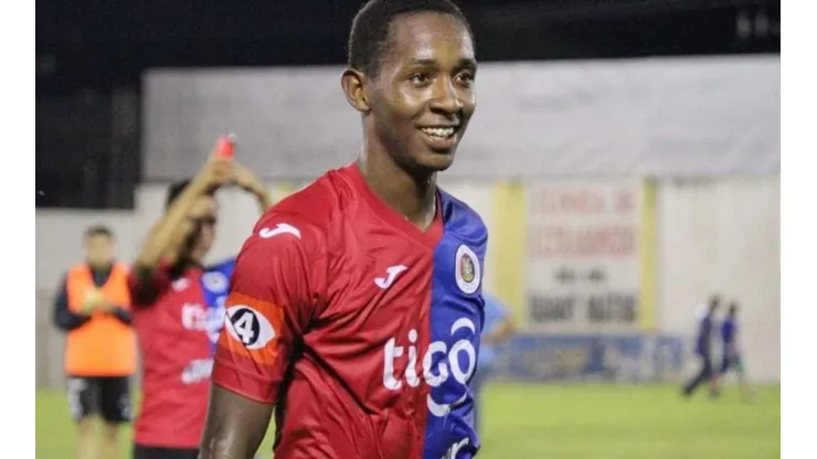 Brayan Gil con la camiseta del FAS
