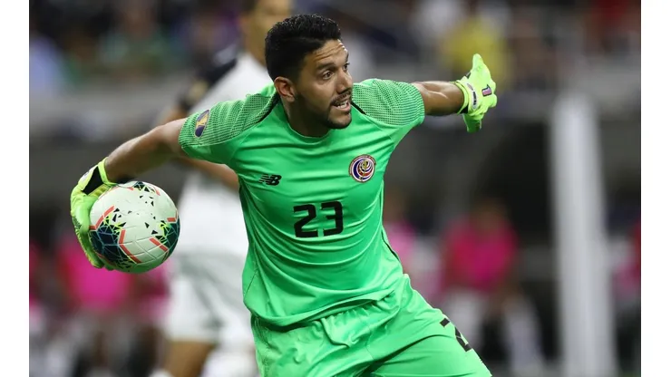 Leonel Moreira atajando para la Selección de Costa Rica