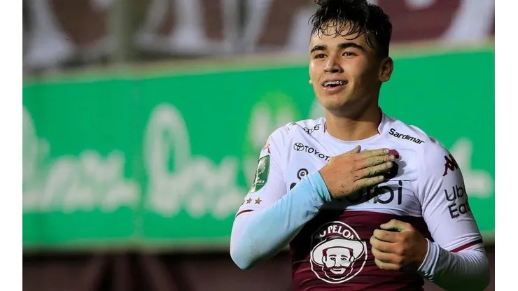 Manfred Ugalde con la camiseta del Saprissa