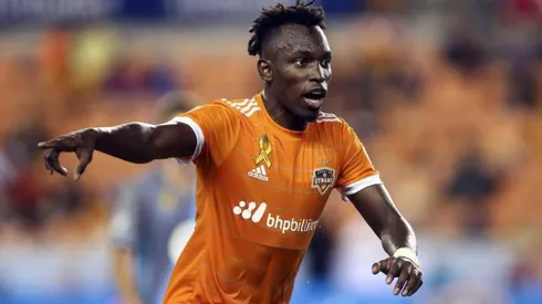 Alberth Elis disputando un partido con Houston Dynamo de la MLS