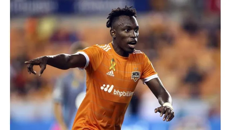 Alberth Elis disputando un partido con Houston Dynamo de la MLS