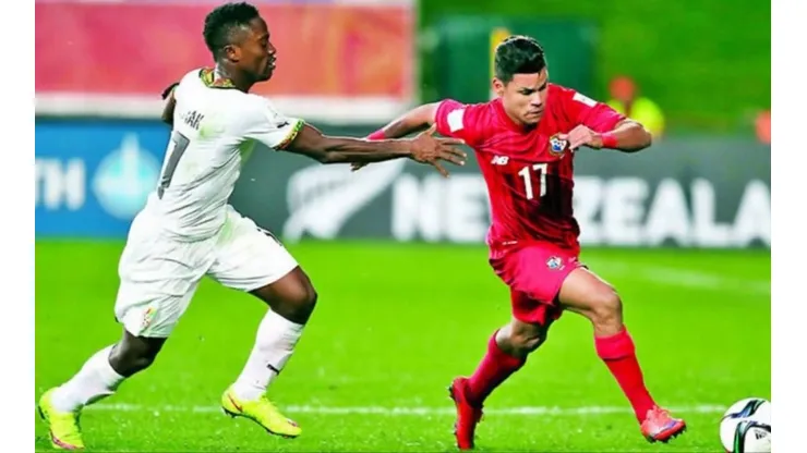 Justin Simons disputando un partido con la selección canalera