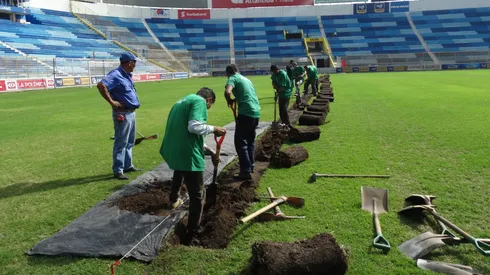 El estadio Cuscatlán en plena refacción de su campo de juego