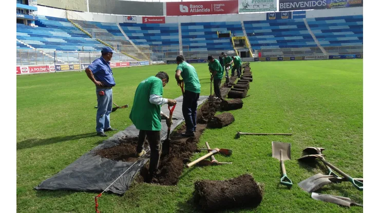 El estadio Cuscatlán en plena refacción de su campo de juego