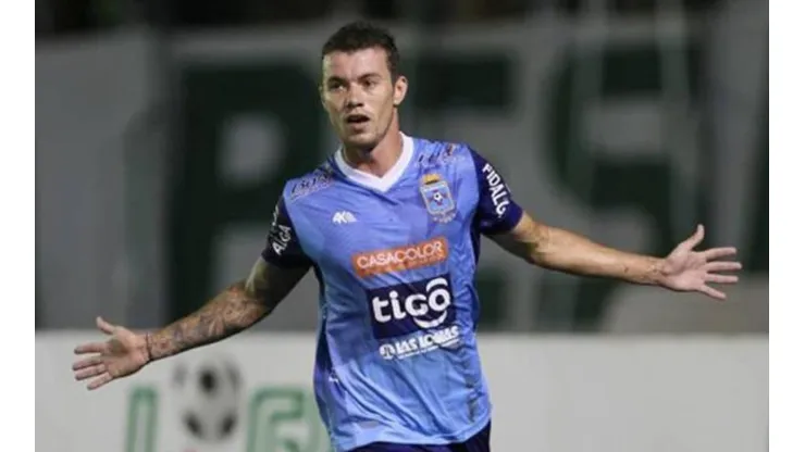 Hugo Bargas disputando un encuentro con el Blooming boliviano